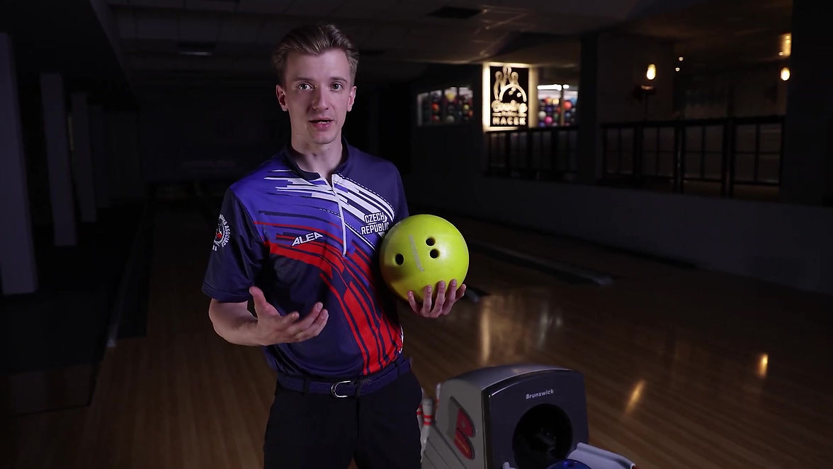 Jak správně držet bowlingovou kouli 🤔   ŠKOLA BOWLINGU